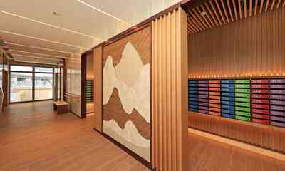 「長者安居樂」項目「盛頤居」的公共空間的設計均是長者友善，包括大堂設有色彩鮮明的信箱方便長者辨認。